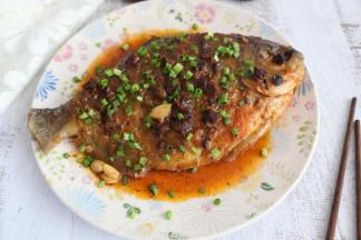 装盘，撒一些葱花装饰。