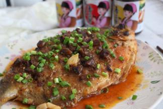 小火慢炖，使得鱼充分入味，更好吃！