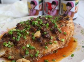 小火慢炖，使得鱼充分入味，更好吃！