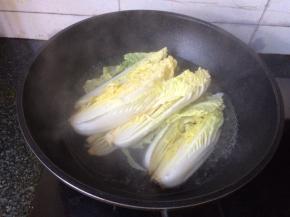 锅中热水倒油加盐，滚开后加入娃娃菜焯烫2分钟捞起