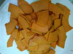 南瓜去皮洗净切成薄片。