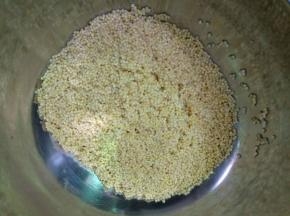 小米洗净。