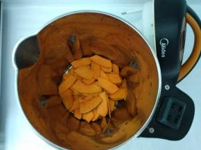 南瓜放入美的豆浆机。