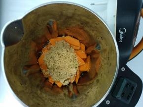 接着放入小米。