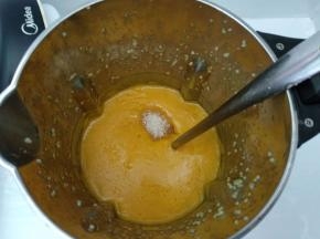 放入白糖搅匀。