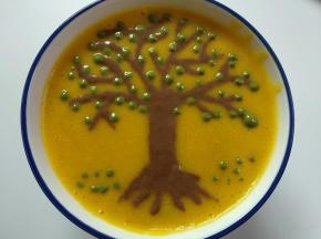 适量酸奶分别加入抹茶粉和可可粉搅匀，装入裱花袋。在南瓜小米糊上画上喜欢的图案。