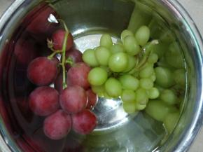 青提红提洗净浸泡淡盐水10分钟。