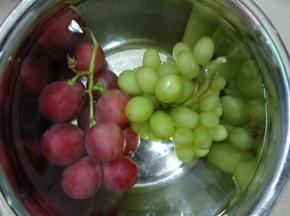 青提红提洗净浸泡淡盐水10分钟。