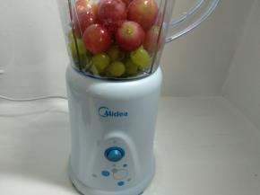 青提红提放入美的料理机。