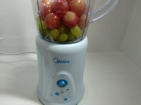 青提红提放入美的料理机。