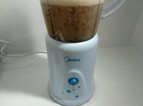 启动美的料理机搅拌成果汁。