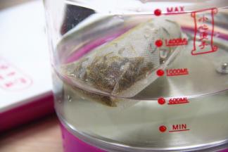 放入白莲须1包（约10克）