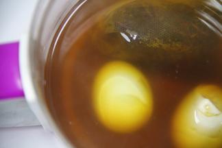 再放入白莲须糖水里煲至1碗水