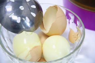 待鸡蛋煮熟，捞出剥壳