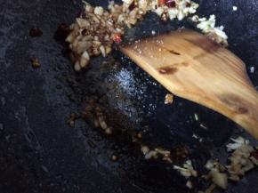 锅中热油，爆香蒜椒辣，加入生抽白糖