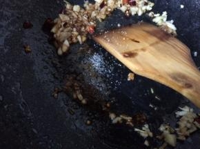 锅中热油，爆香蒜椒辣，加入生抽白糖
