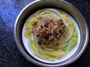 浇在粉丝上，热水上锅蒸10分钟即可