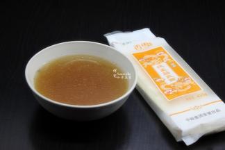 准备食材：全麦筋爽面、鸡汤1碗龙香葱等食材；