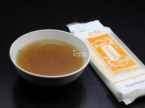 准备食材：全麦筋爽面、鸡汤1碗龙香葱等食材；