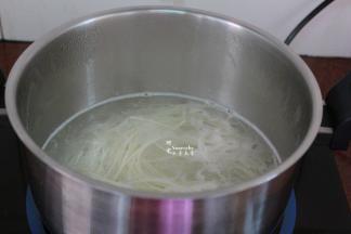 清水煮沸，放入面条煮软；