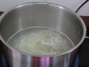 清水煮沸，放入面条煮软；