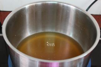 洗净锅，放入鸡汤煮沸；