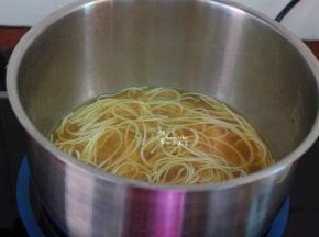 把面条加入；