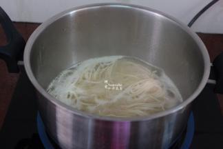 再次煮沸，放盐、香葱拌均；