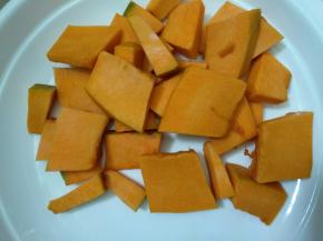 南瓜去皮洗净切成小块。
