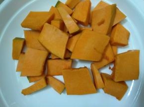南瓜去皮洗净切成小块。
