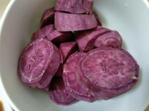 紫薯去皮洗净切成小块。