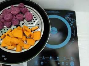 锅里装入适量清水，南瓜和紫薯入锅，放置美的电磁炉上选“蒸煮”蒸熟。