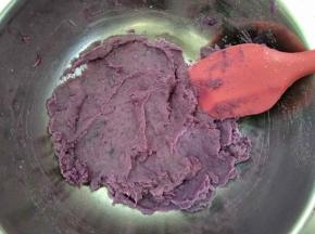 紫薯加入30克糖粉碾压成泥。（糖的用量也可依个人喜好调整）