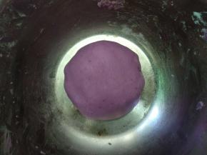 少量多次加入木薯粉，揉到面团不粘手不开裂就可以。（水看情况适量的加，面干加点水，否则搓时会松散。面粘就加干粉）