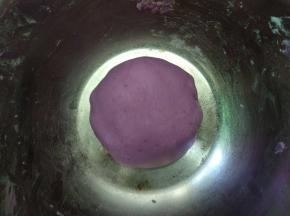 少量多次加入木薯粉，揉到面团不粘手不开裂就可以。（水看情况适量的加，面干加点水，否则搓时会松散。面粘就加干粉）