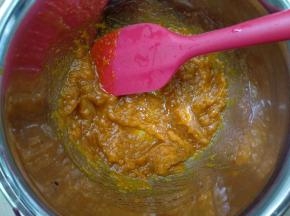 南瓜加入30克糖粉碾压成泥。