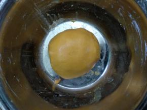 少量多次加入木薯粉，揉到面团不粘手不开裂即可。（盖上保鲜膜静置10分钟。）