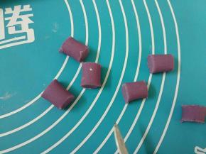 将面团搓成长条状，用小刀切成大小长短差不多的小段即可。