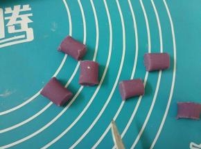 将面团搓成长条状，用小刀切成大小长短差不多的小段即可。