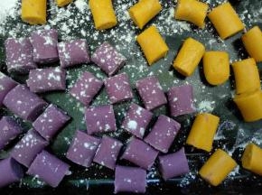 放入盘里，粘的话撒上少量干粉防粘。