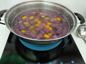 锅里水开，放入芋圆用勺子搅动一下防止芋圆相互粘连，待芋圆浮起后再煮2-3分钟即可。（具体时间看芋圆的大小调整）