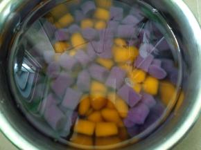 捞出马上放入冰凉开水里，这样芋圆更Q.