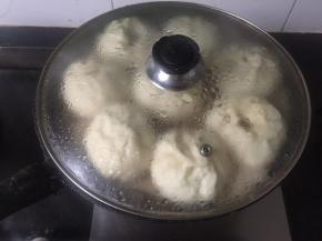 二发可以在蒸锅中，先烧开水，关火放入包子，待二发到位后蒸15分钟，因为第一锅直接蒸的，最小没发出来，第二锅入锅时已基本发出来，还好，第三锅最好