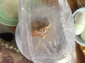 我用的是做面筋塞肉余下的肉糜，加入葱姜蒜盐调好