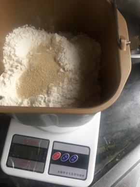 将材料按水，糖，面粉，酵母的顺序放入面包机桶，开一次和面程序，第一次温水是开水和冷水1:1的比例，然后水少了20克，面团太干，又加了20克水，二次和面程序，发现可能现在室温高，发酵极快，做包子蒸出来不是很光滑，第二次按方子做的，面团发酵适中，做出来的包子好看