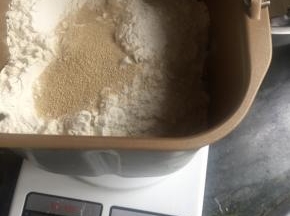 将材料按水，糖，面粉，酵母的顺序放入面包机桶，开一次和面程序，第一次温水是开水和冷水1:1的比例，然后水少了20克，面团太干，又加了20克水，二次和面程序，发现可能现在室温高，发酵极快，做包子蒸出来不是很光滑，第二次按方子做的，面团发酵适中，做出来的包子好看