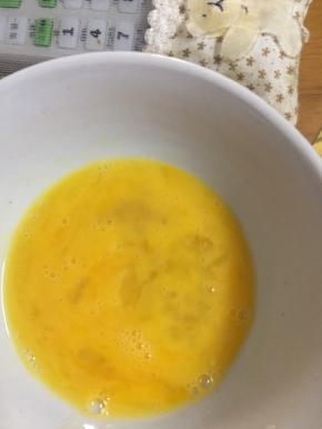 一个鸡蛋打散待用