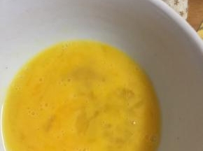 一个鸡蛋打散待用