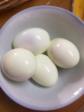 四个鸡蛋煮下，不要煮太久，半熟即可，剥壳待用