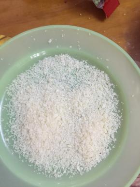 面包糠散在盘子中